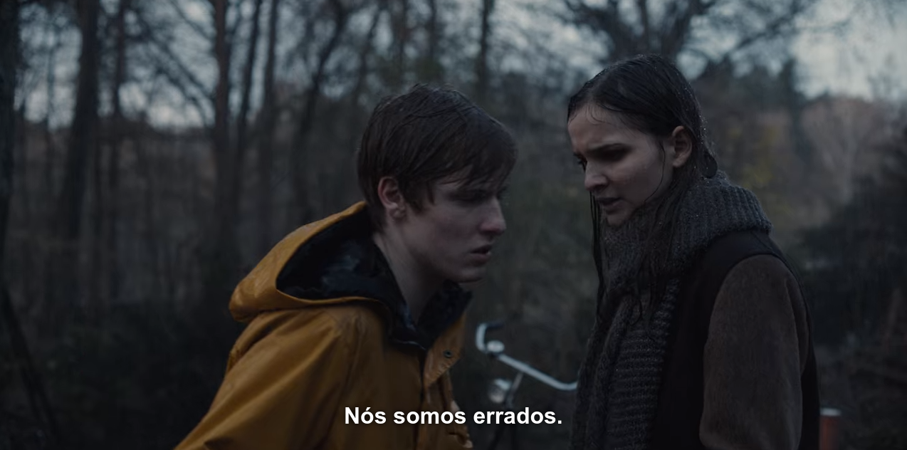 Cena de T01E09, em que Jonas e Martha conversam na chuva; Jonas diz a Martha: 'Nós somos errados'.