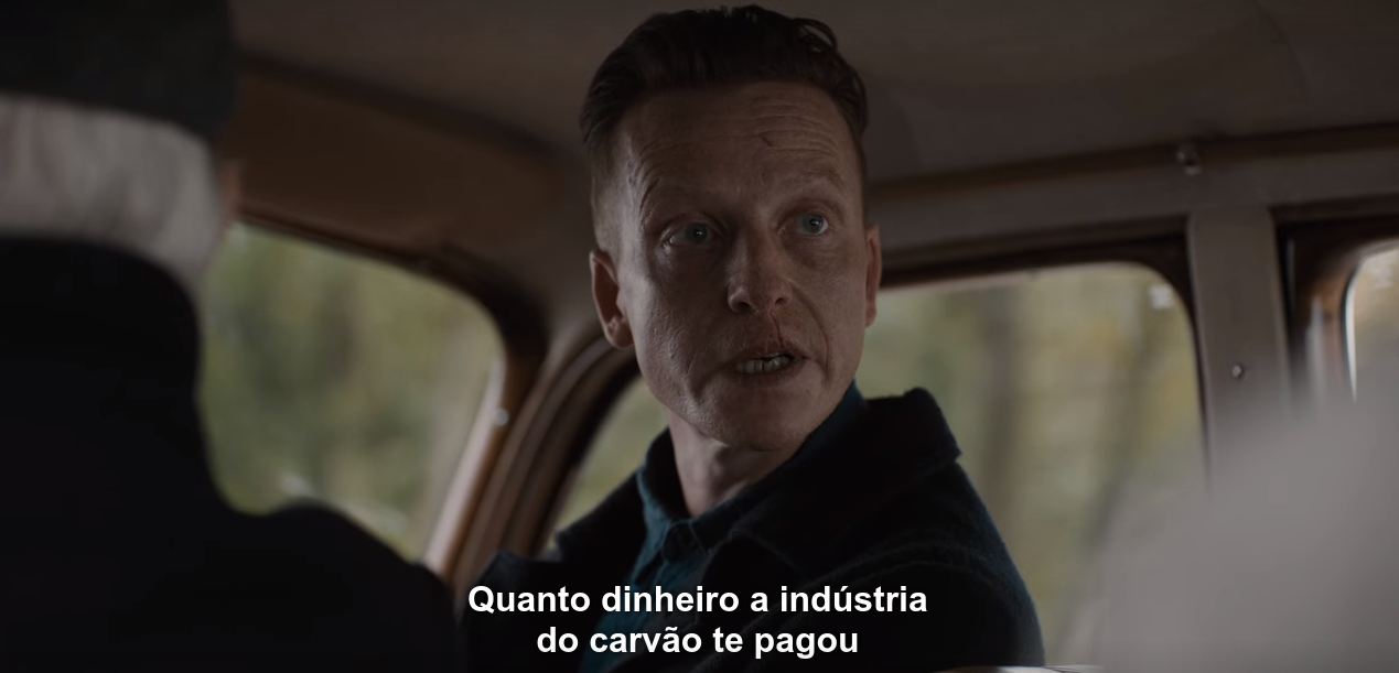 Cena de T03E04, em que O Desconhecido pergunta ao prefeito de Winden, 'Quanto dinheiro a indústria do carvão te pagou?'